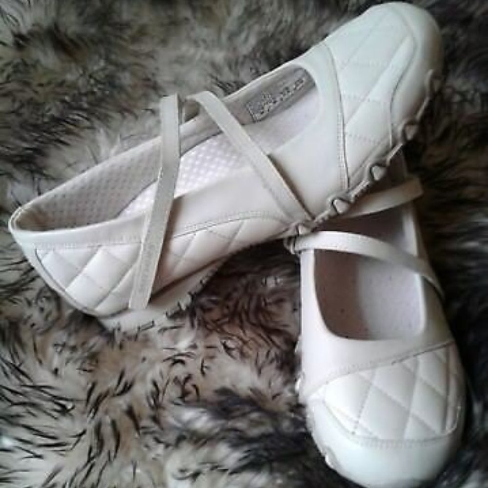 Skechers Women’s Cream Leather Slip On Size 9